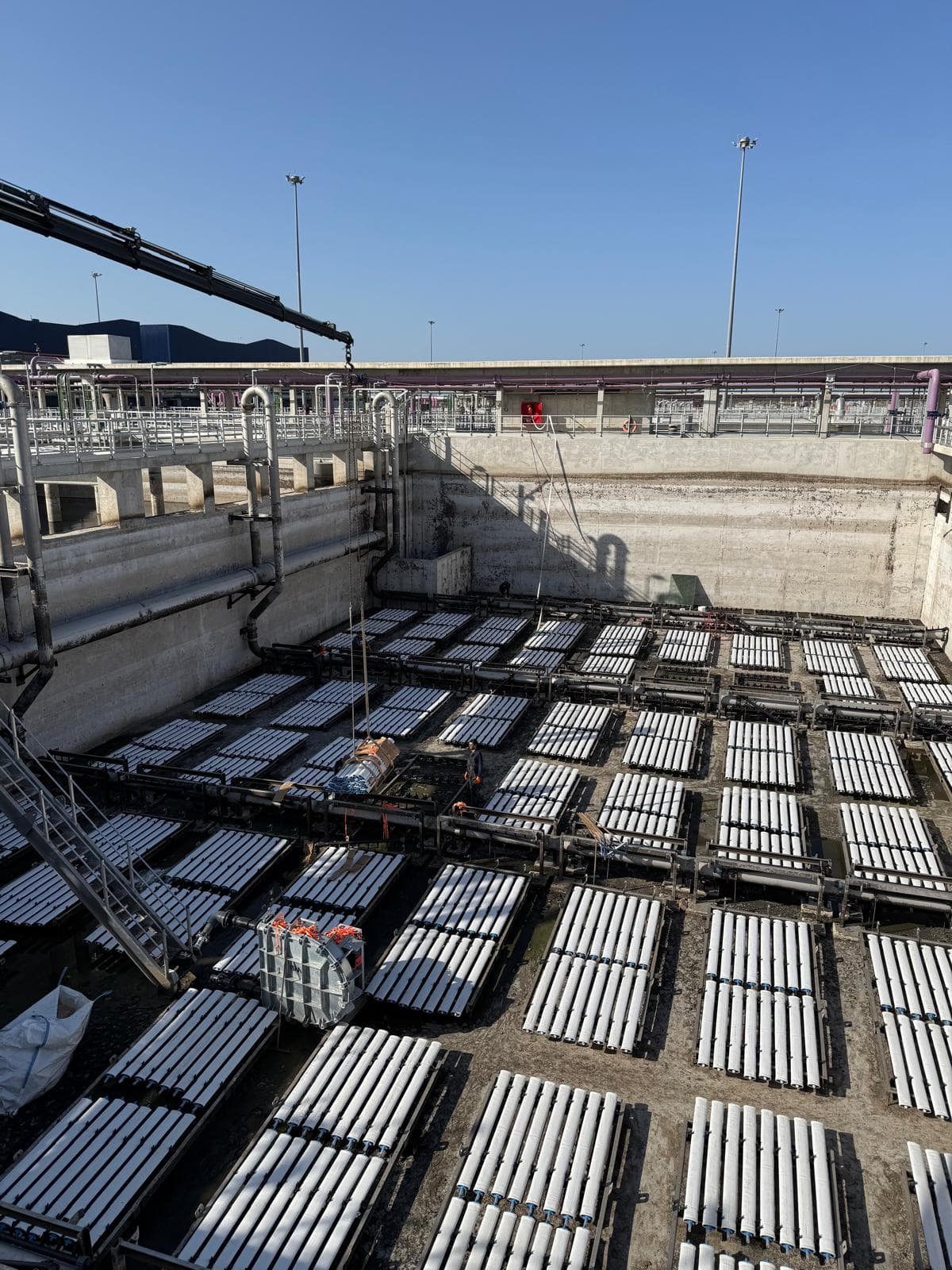 התקנה עם מנוף בתוך האגן